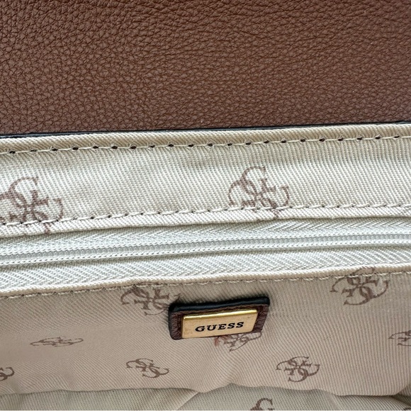 NEW!!! Guess crossbody handbag Fall 2024 - Picture 3 of 8